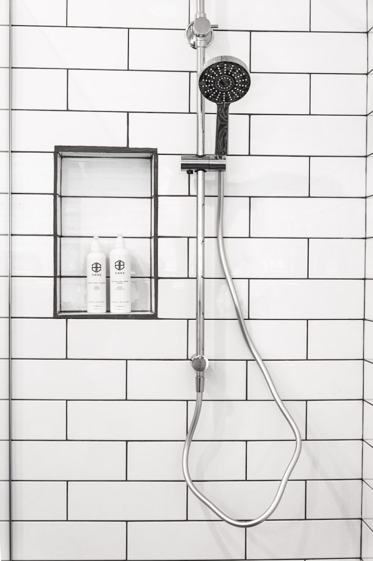 Comment assurer l’étanchéité d’une douche avec un receveur et du carrelage ?