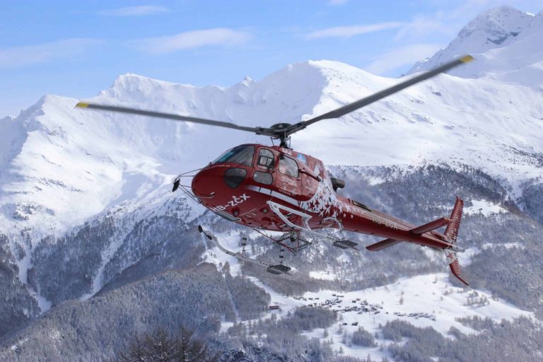 Explorez le Mont Blanc en hélicoptère : coût et options pour une expérience inoubliable en famille